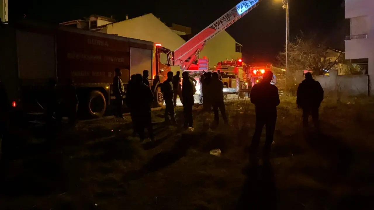 İnegöl’de korku dolu anlar! Apartman çatısında yangın çıktı 3