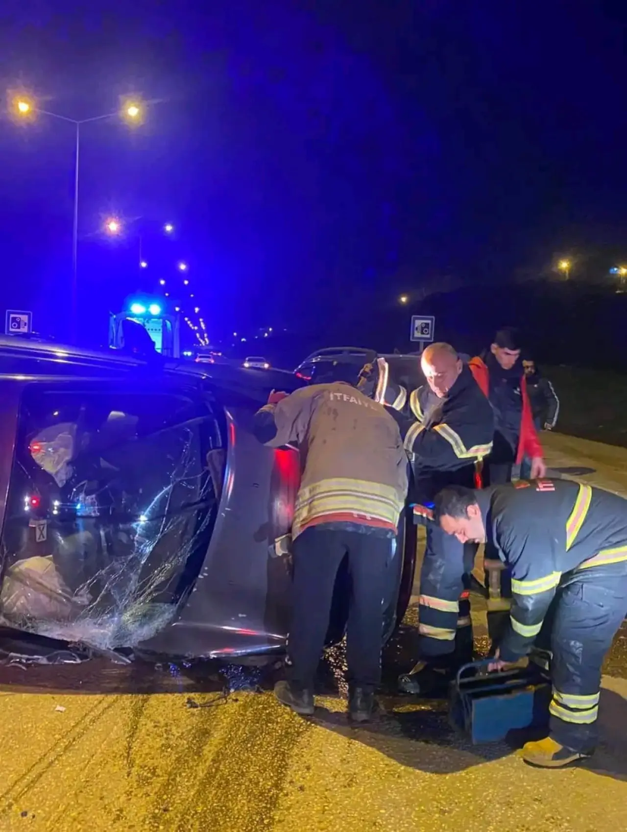 Hatay’da feci çarpışma! Vidanjöre çarpan otomobil takla attı 1