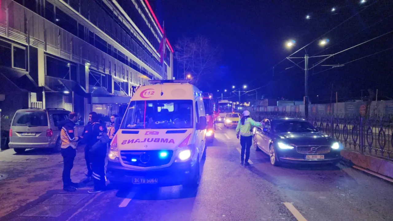 Beyoğlu’nda otel yangını! 3 kişi ve köpek mahsur kaldı 5
