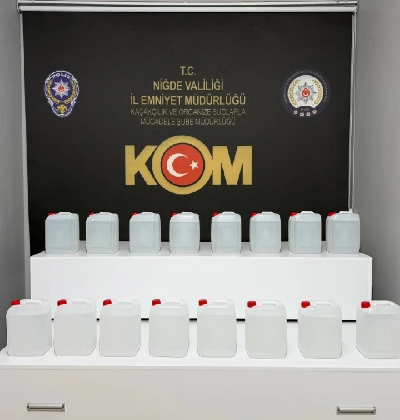 Niğde polisi baskın yaptı: Kaçak tütün ve alkol deposu çökertildi! 1