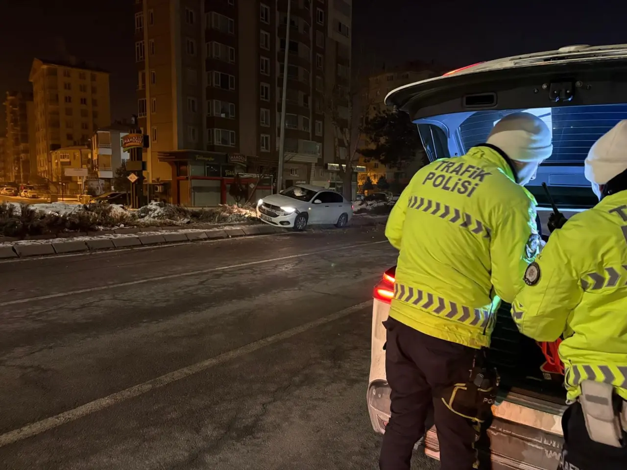 Ehliyetsiz alkollü sürücü dehşet saçtı! Önce ağacı devirdi, sonra direğe çarptı 3