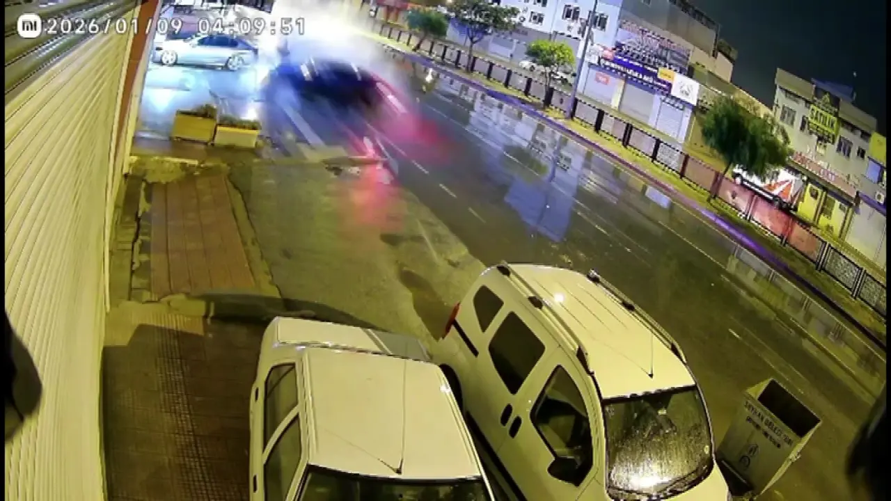 Adana’da yağmur kabusa döndü! Kontrolden çıkan otomobil 4 araca çarptı 2