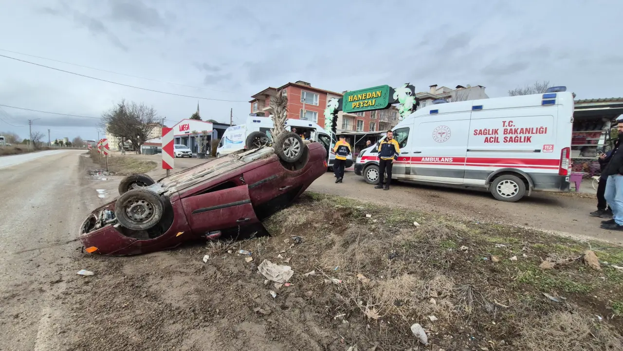 Virajda kontrolü kaybetti, araç takla attı! 2