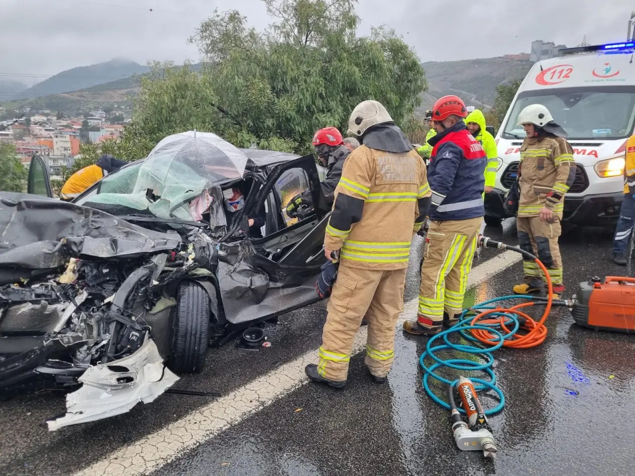 İzmir çevre yolu’nda dehşet anları: 4 araç birbirine girdi, yaralı araçta mahsur kaldı 2