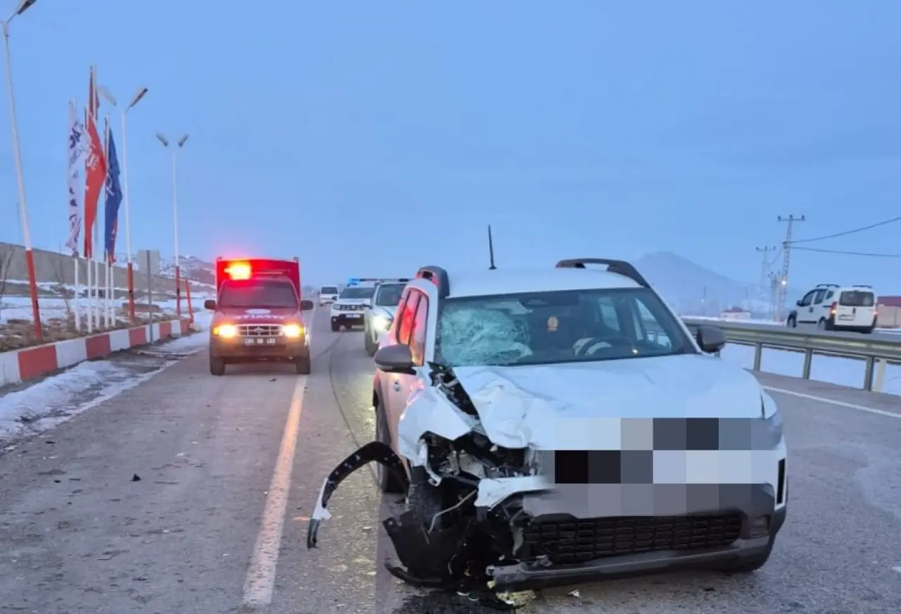 Van’da kaza anı dehşet saçtı! Otomobil ile motosiklet kafa kafaya geldi 1