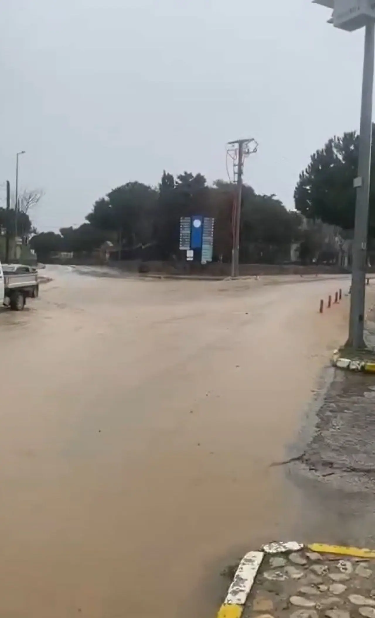 Bozcaada’da sağanak yağış felaketi! Sokaklar göle döndü, hayat durma noktasına geldi 3