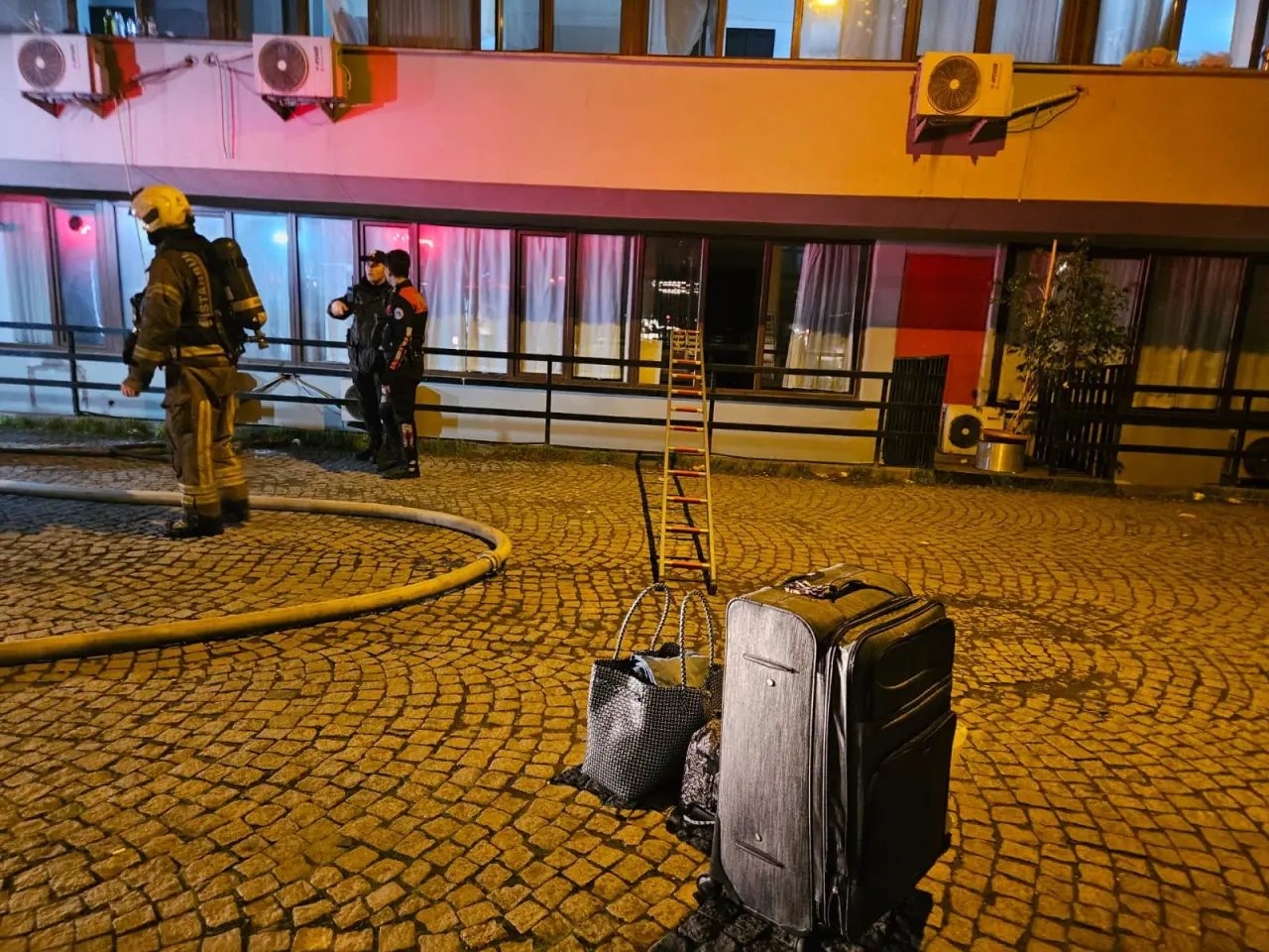 Beyoğlu’nda otel yangını! 3 kişi ve köpek mahsur kaldı 4