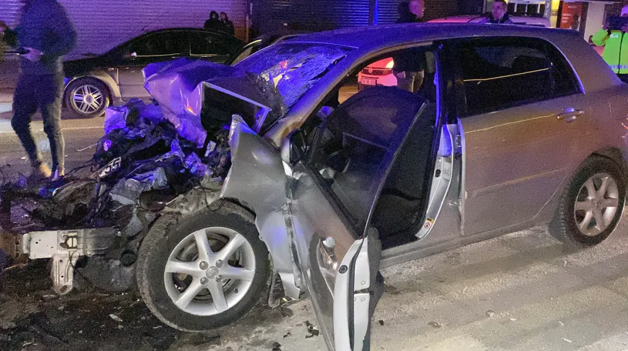 Çorum’da trafik kazası korkuttu! Işıkta bekleyen çekiciye çarpan otomobil hurdaya döndü 5