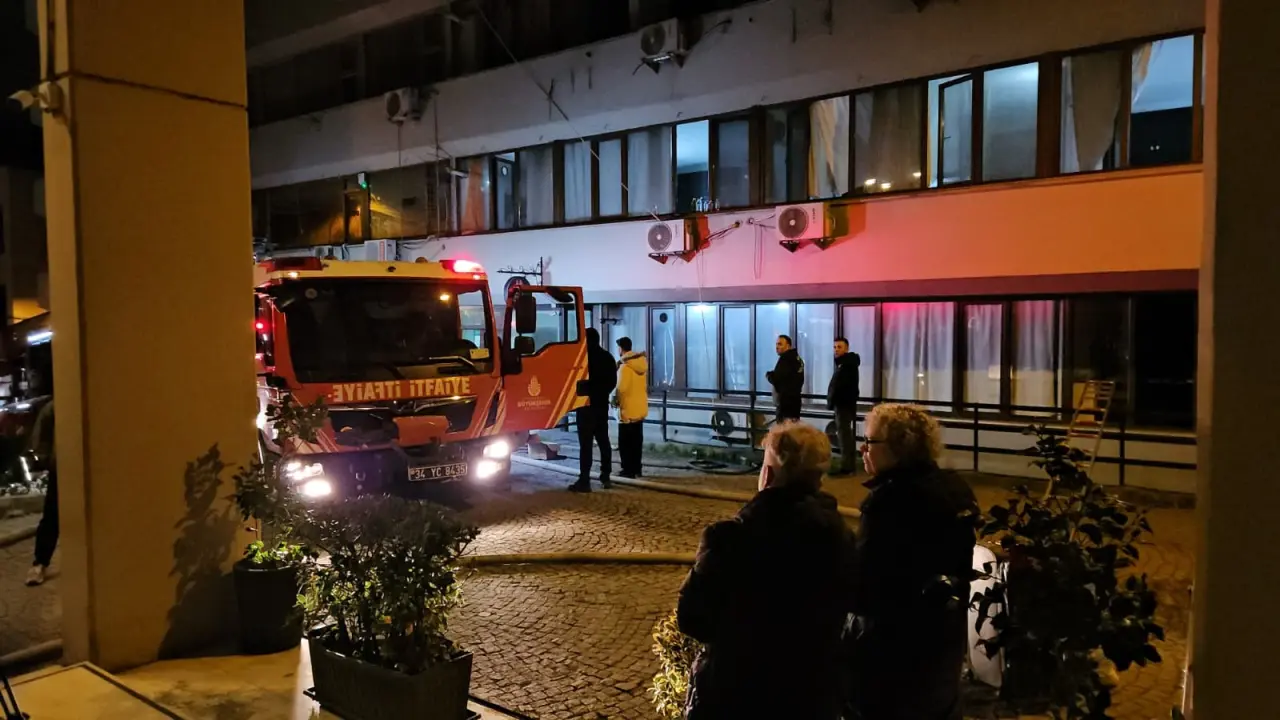 Beyoğlu’nda otel yangını! 3 kişi ve köpek mahsur kaldı 1
