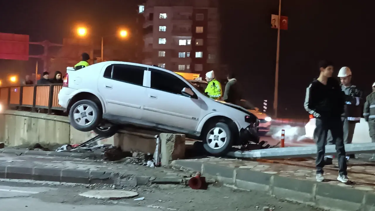 Batman’da feci kaza! Otomobil demir korkulukları biçti: 1 yaralı 1