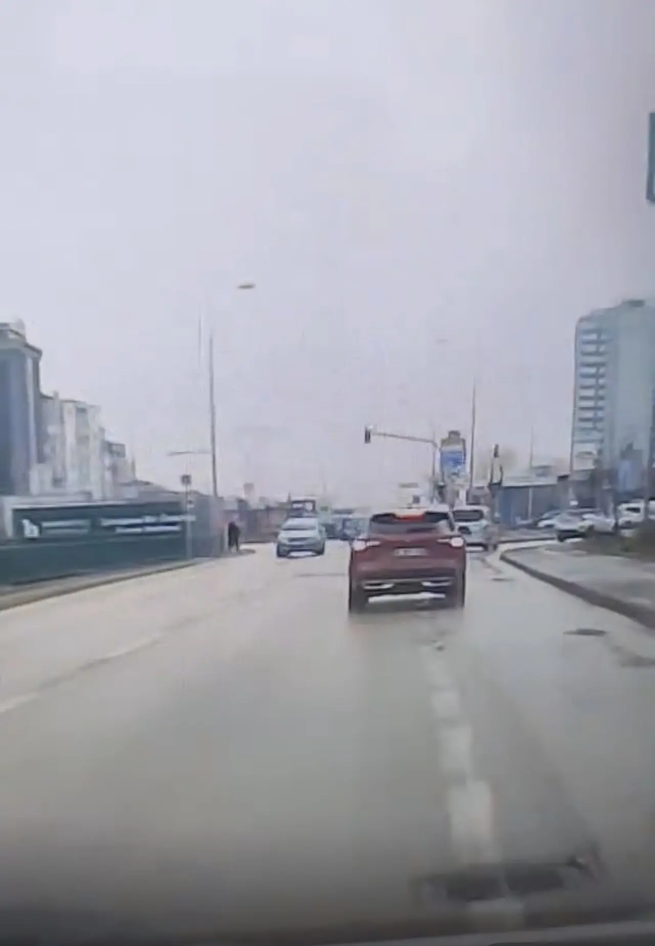 Bursa’da ters yöne giren araç trafikte paniğe yol açtı! 1