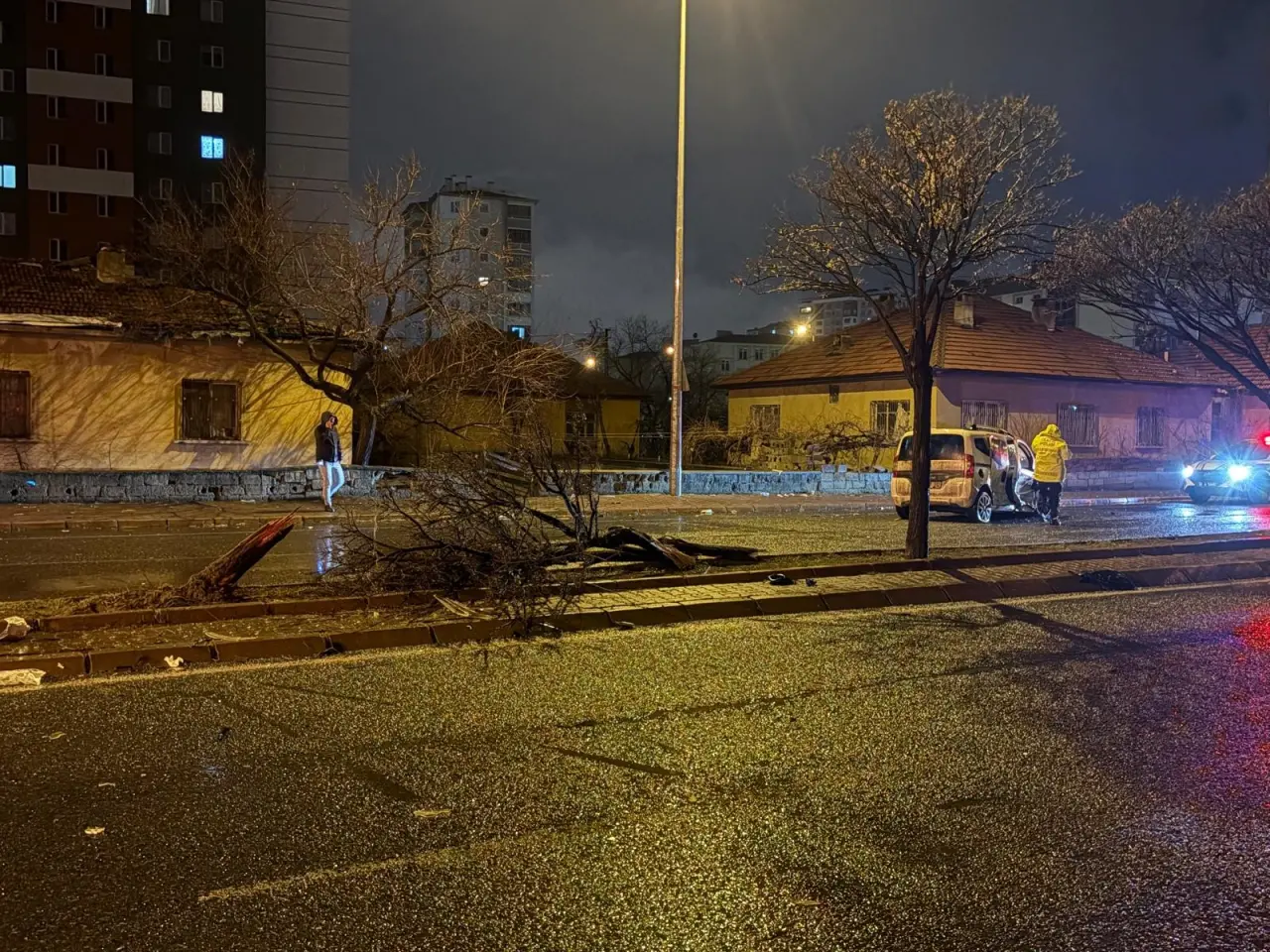Dehşet anları! Savrulan araç refüjdeki ağacı parçaladı, 4 yaralı 1