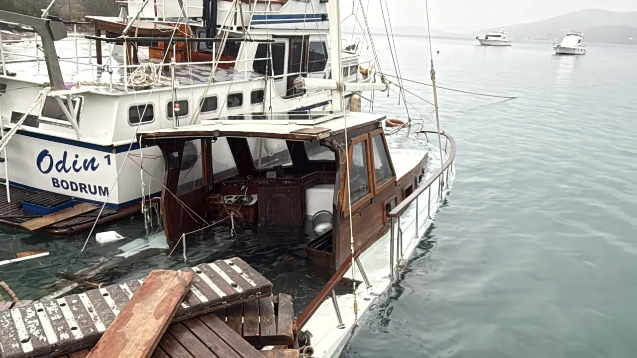 Bodrum’da fırtına dehşeti! Tekneler karaya vurdu, bazıları sulara gömüldü 6