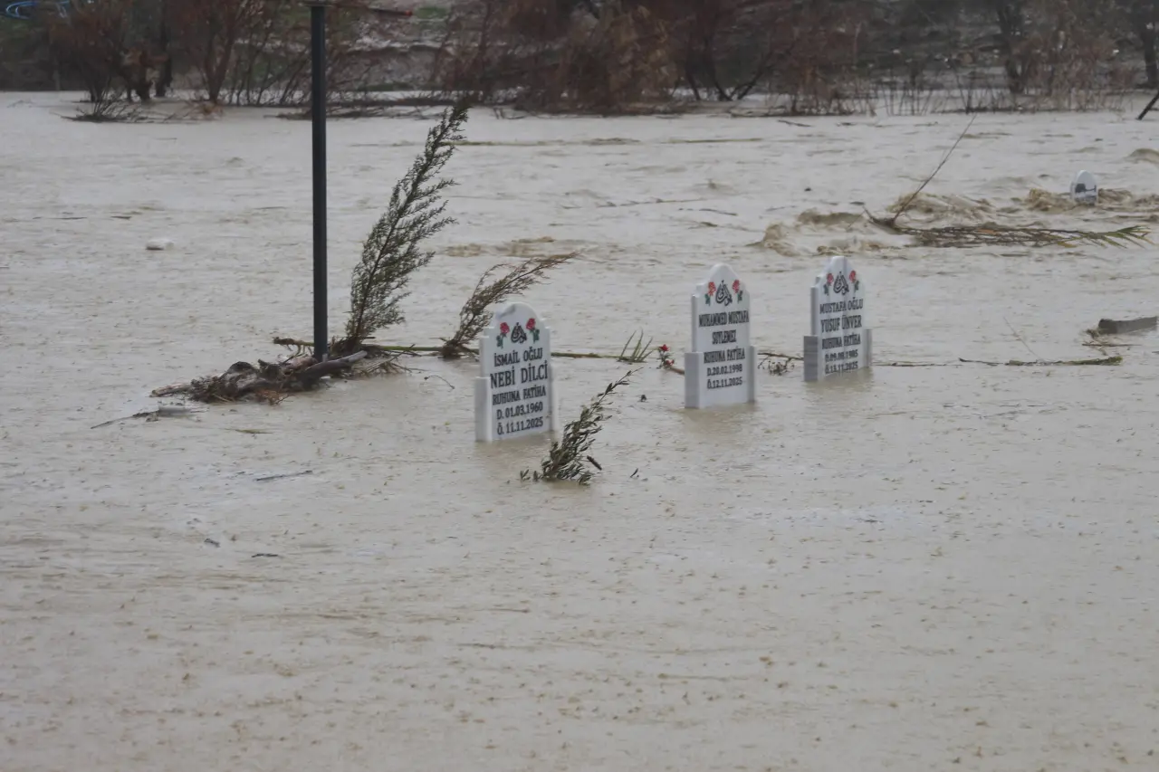 Adana’da yağmurun ardından! Mezarlıkta sessiz felaket 3