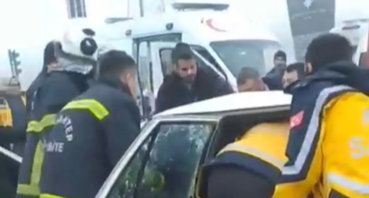 Gaziantep’te 3 araç burun buruna çarpıştı: 1 ölü, 6 yaralı 1