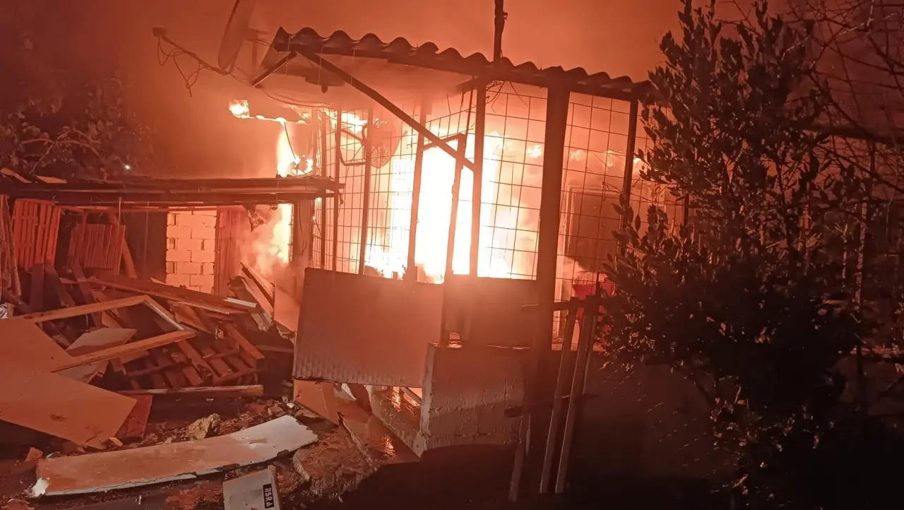 Antalya'da alevler her şeyi yuttu: Ev sahibi sinir krizi geçirdi! 1