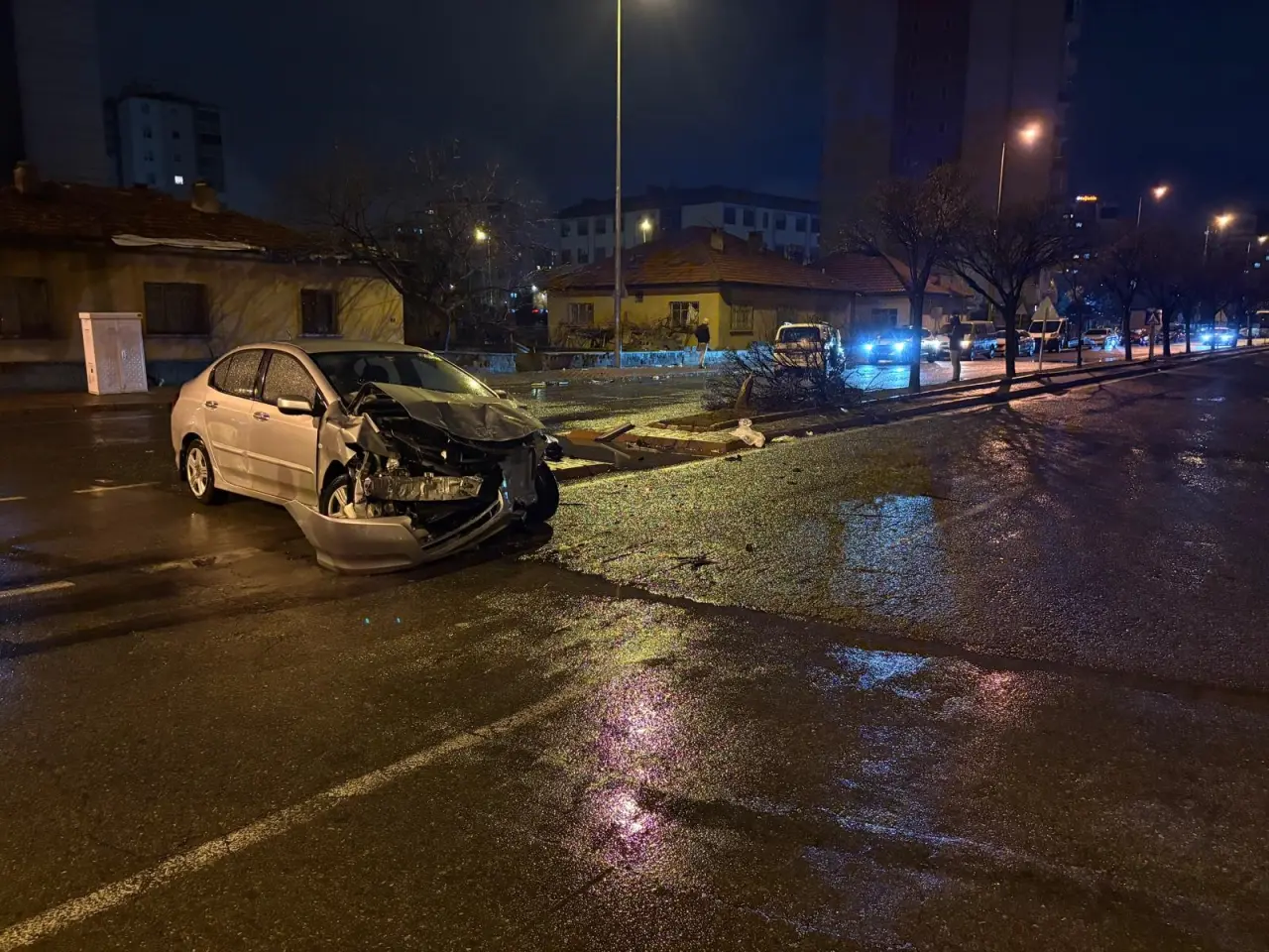 Dehşet anları! Savrulan araç refüjdeki ağacı parçaladı, 4 yaralı 2