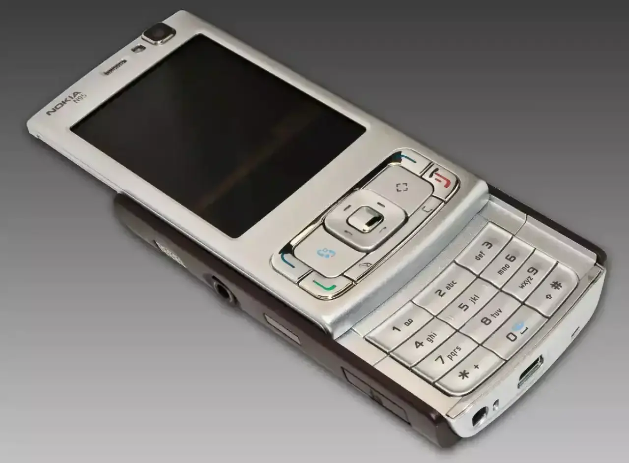 Eskimeyen Efsaneler: Bugün Çıksa Peynir Ekmek Gibi Satacak 6 İkonik Telefon 5