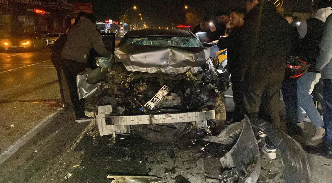 Çorum’da trafik kazası korkuttu! Işıkta bekleyen çekiciye çarpan otomobil hurdaya döndü 2