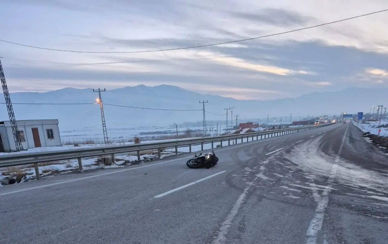 Van’da kaza anı dehşet saçtı! Otomobil ile motosiklet kafa kafaya geldi 2