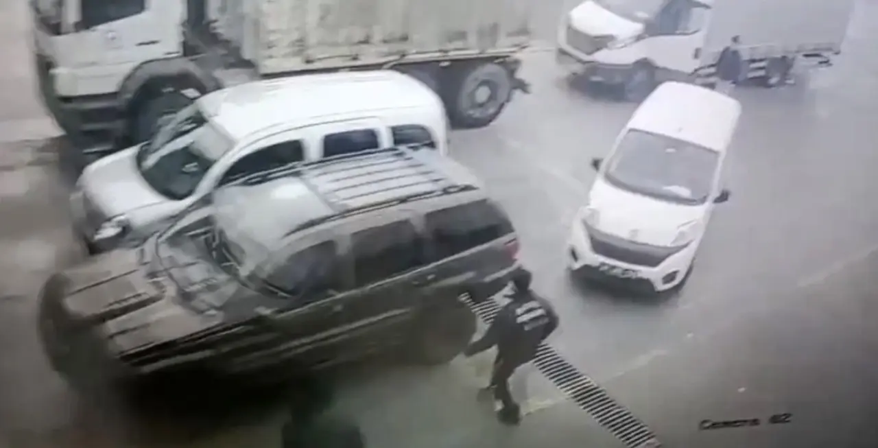 Düzce'de muayene istasyonunda zincirleme kaza! 3 araç hasar gördü 2
