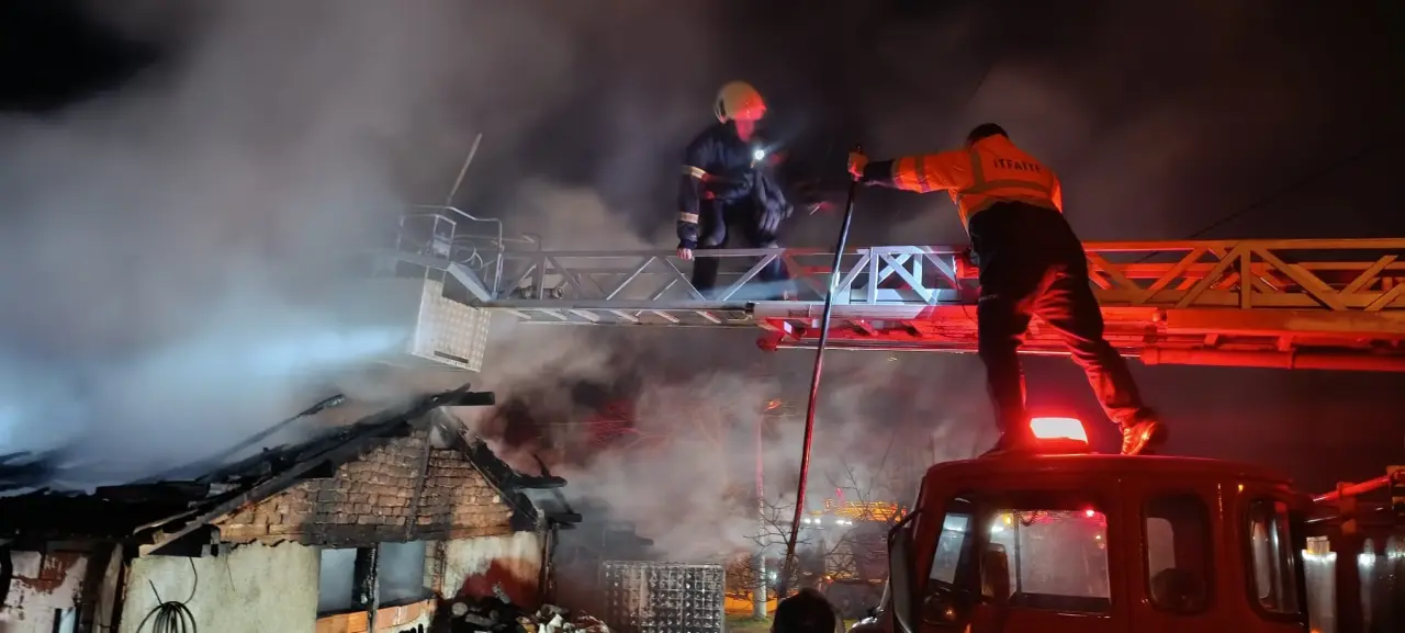 Çanakkale'de samanlık alev aldı, otomobil ve motosiklet küle döndü! 3