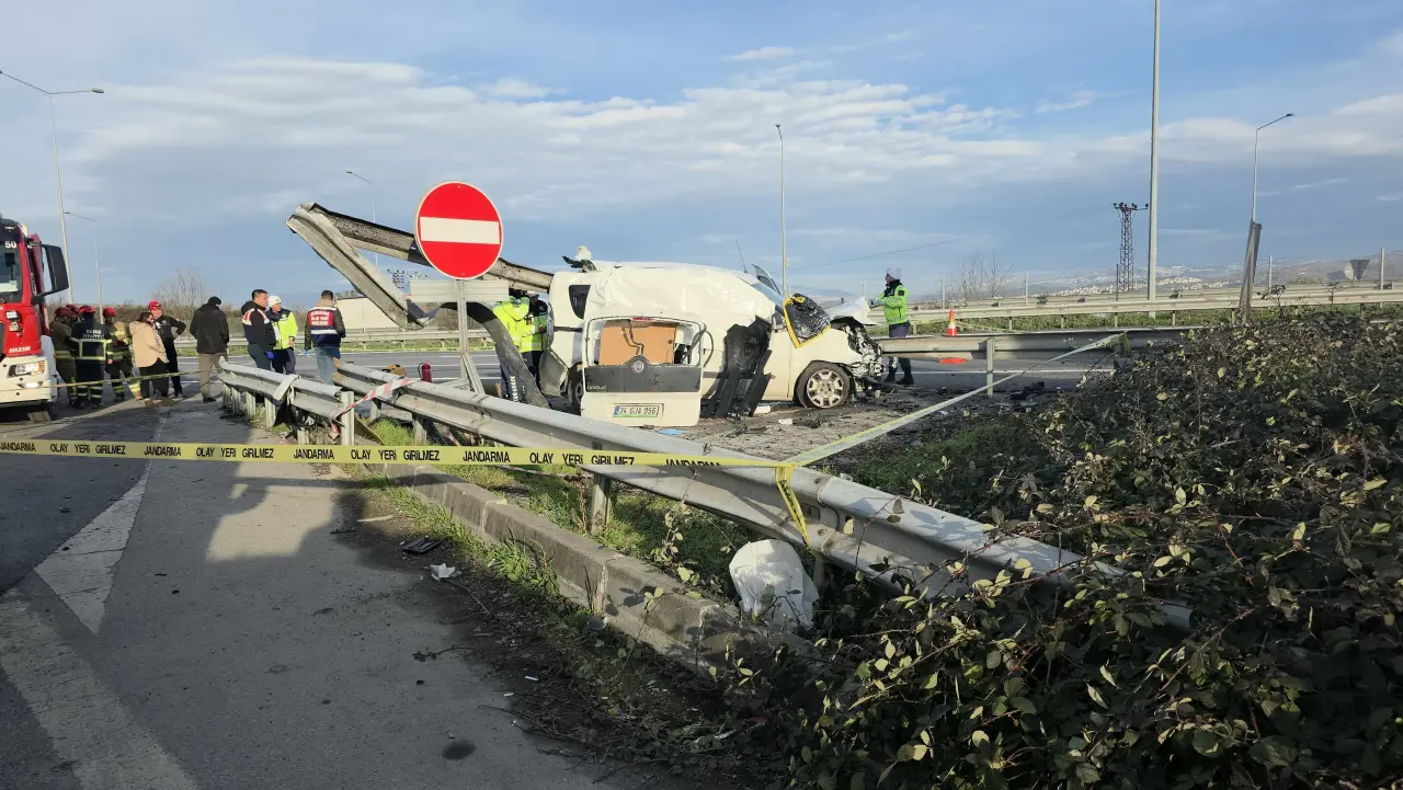 Düzce TEM’de dehşet anları! Otomobil bariyerleri delip geçti, 2 ölü 1