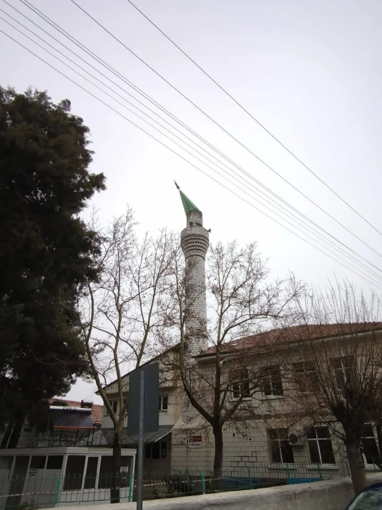 Burdur'da şiddetli rüzgar camiye zarar verdi: Minarenin kubbesi koparak düştü! 1