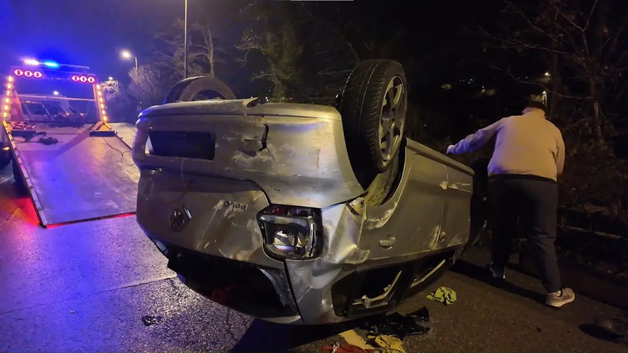 Beykoz'da korkunç kaza! Araç ters döndü, 2 yaralı 1