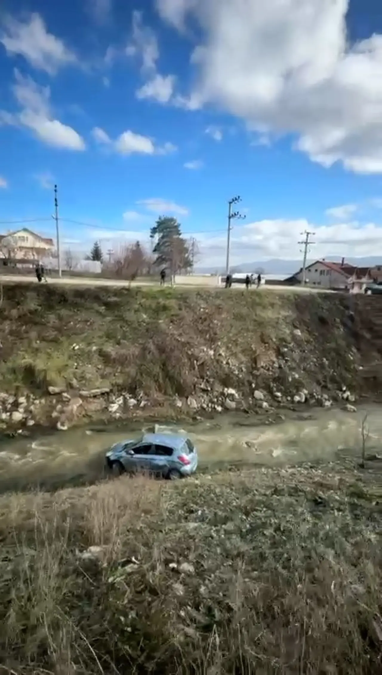 Bolu’da can pazarı! Dereye uçan otomobilden 3 yaralı çıkarıldı 3