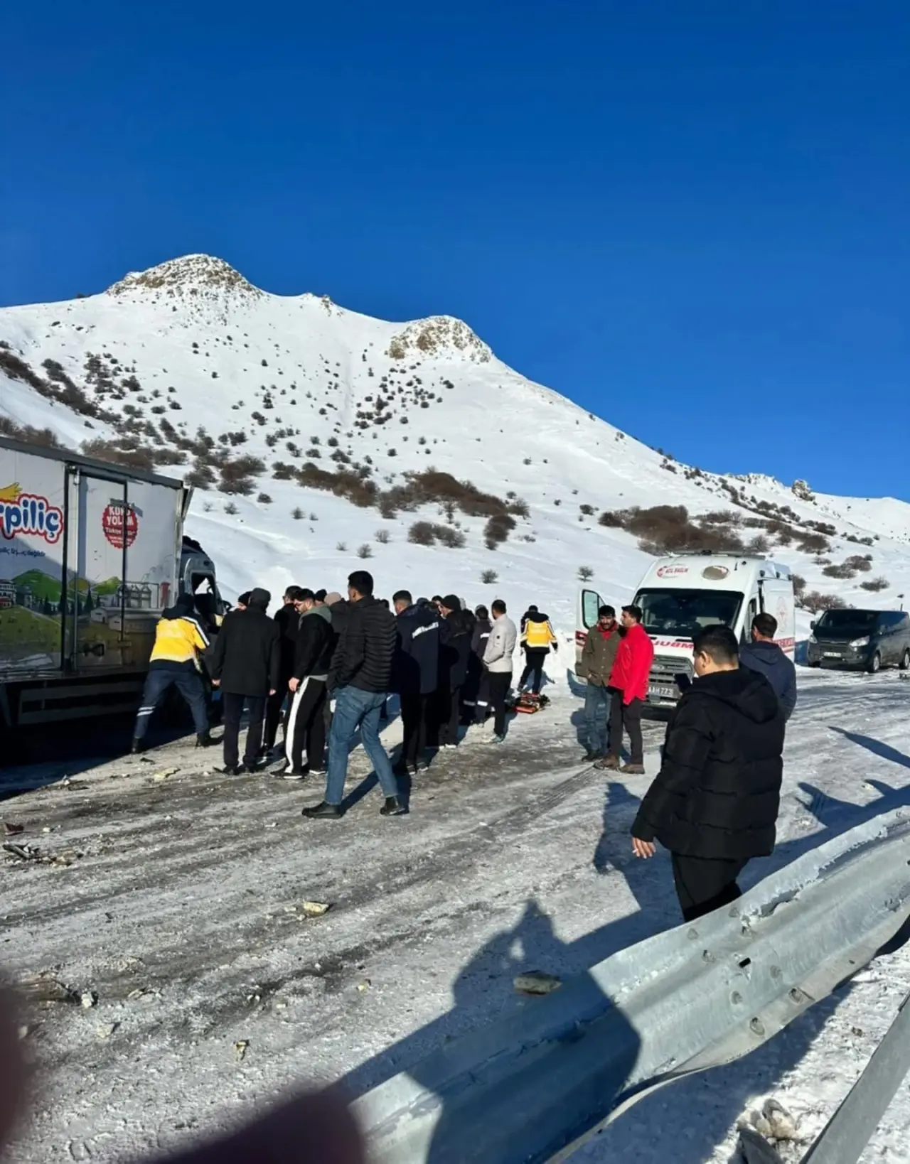 Ağrı'da et kamyoneti ile otobüs çarpıştı! Çok sayıda yaralı var 2