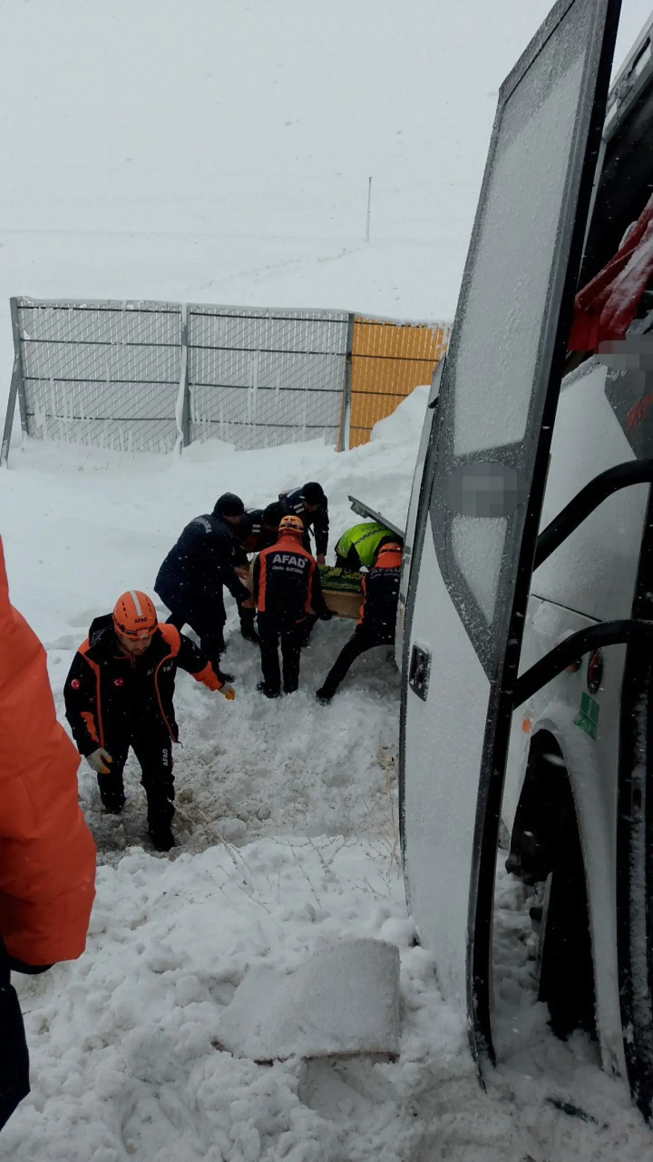 Cenaze taşıyan minibüs takla attı: 22 kişi yaralandı! 4