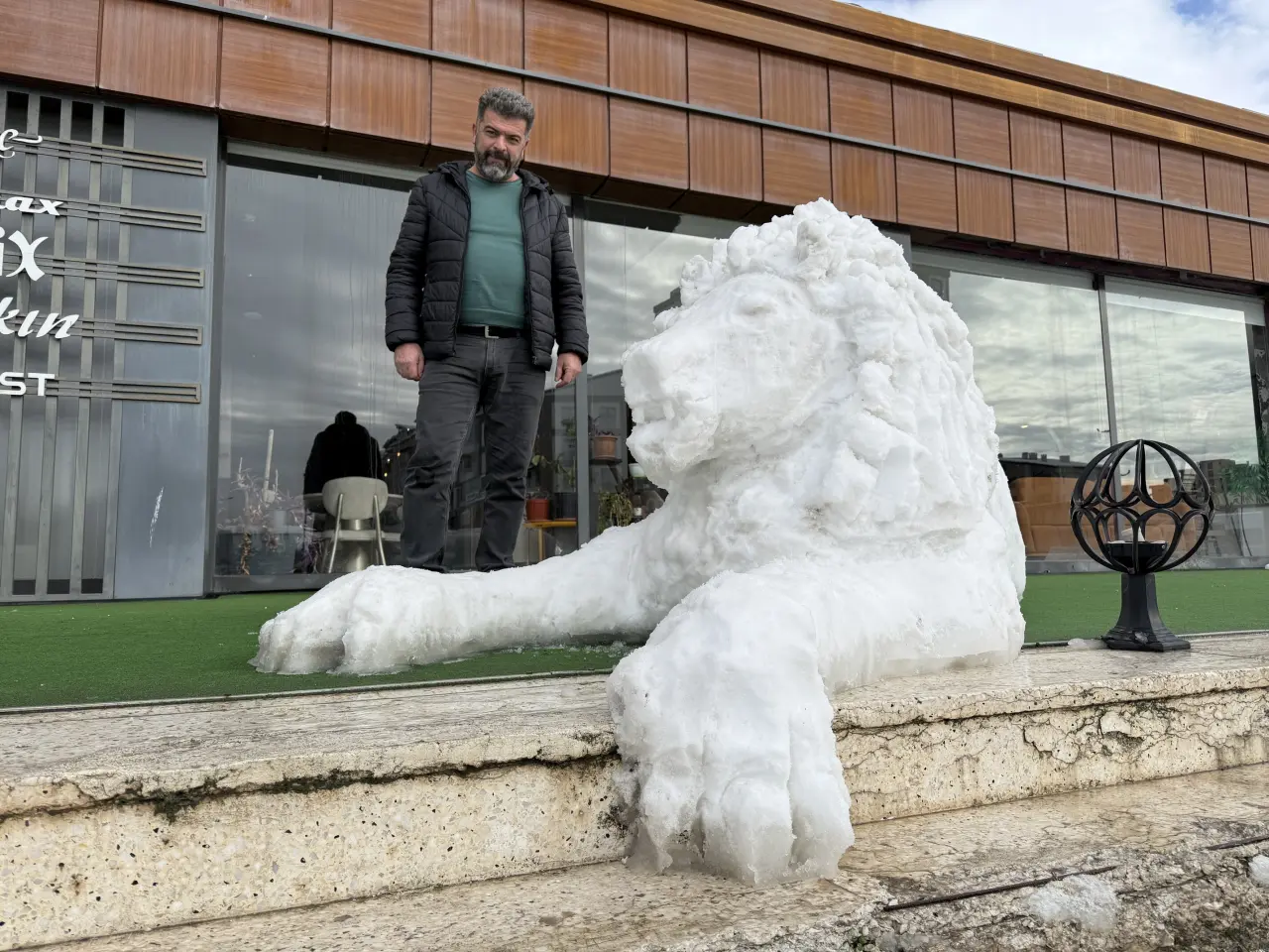 Kardan Adam Değil, Kardan Aslan Yaptı 1