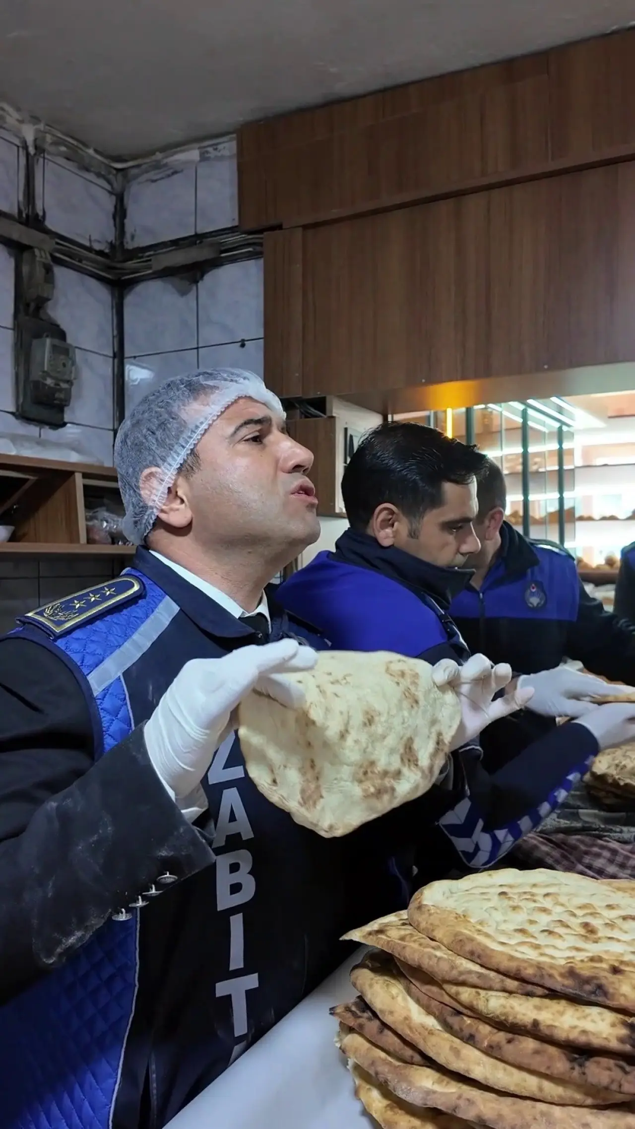 Dörtyol’da fırınlardan skandal görüntüler! Ekmek eksik, imalathane böcek dolu 4