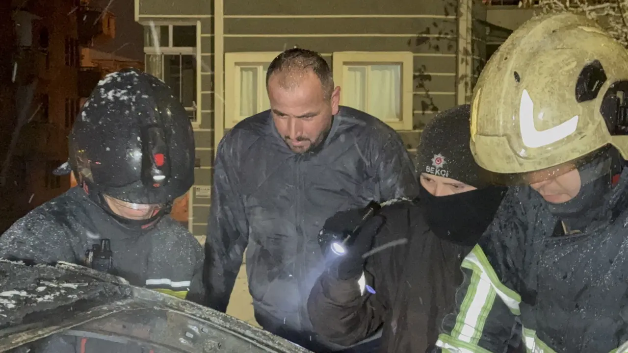 Karlı rampada kabus gibi anlar, otomobil küle döndü! Sürücü yığınların arasında altınlarını aradı 8