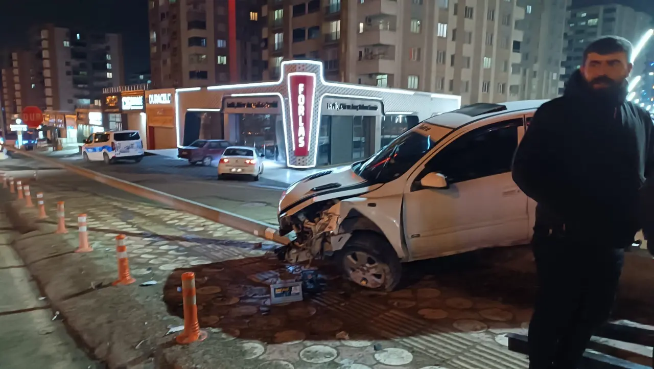 Batman’da feci kaza! Otomobil demir korkulukları biçti: 1 yaralı 2