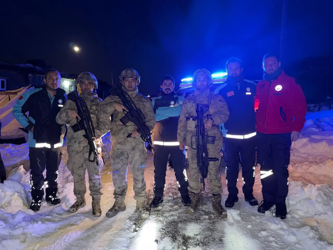 Tipi, kar, soğuk… Sağlık ekipleri hastaya yürüyerek ulaştı 4