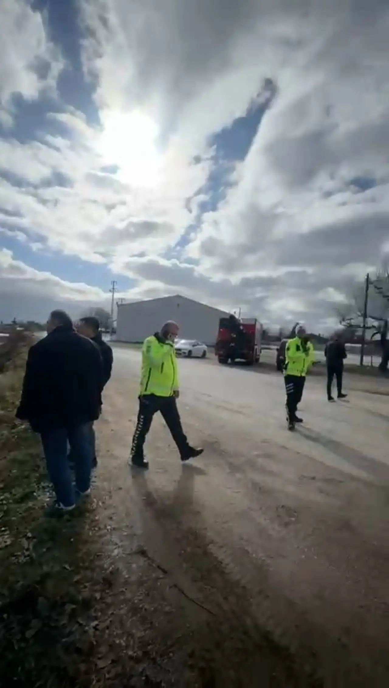 Bolu’da can pazarı! Dereye uçan otomobilden 3 yaralı çıkarıldı 2