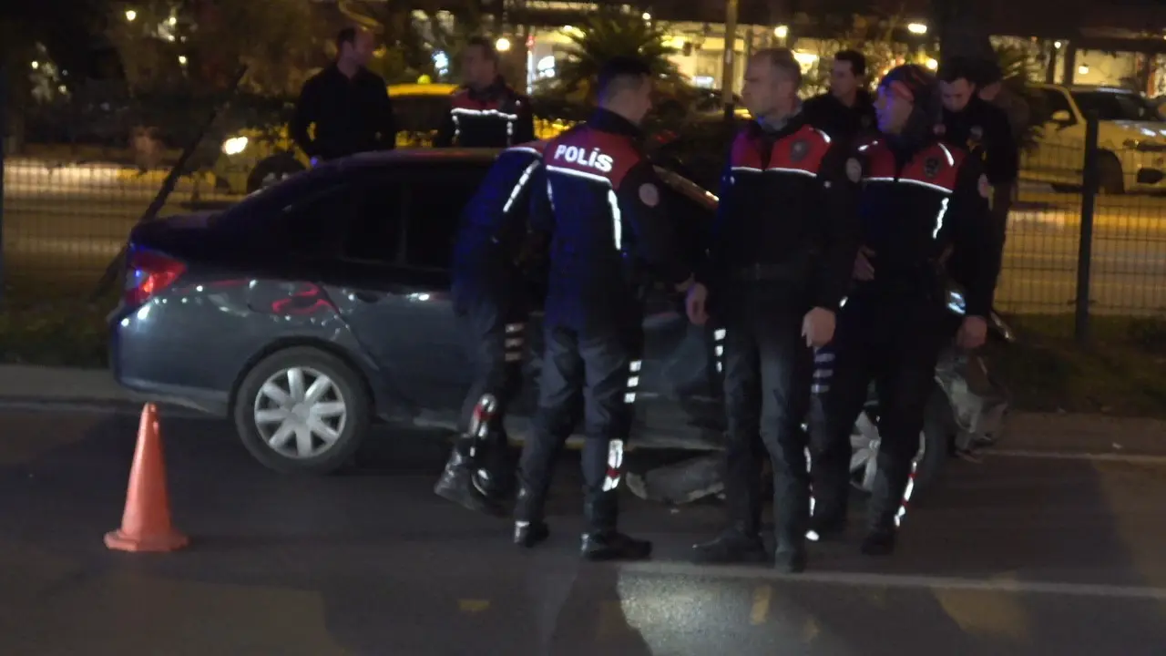 Antalya’da nefes kesen kovalamaca! Kaçan sürücü 4 araca çarpıp refüjde yakalandı 1