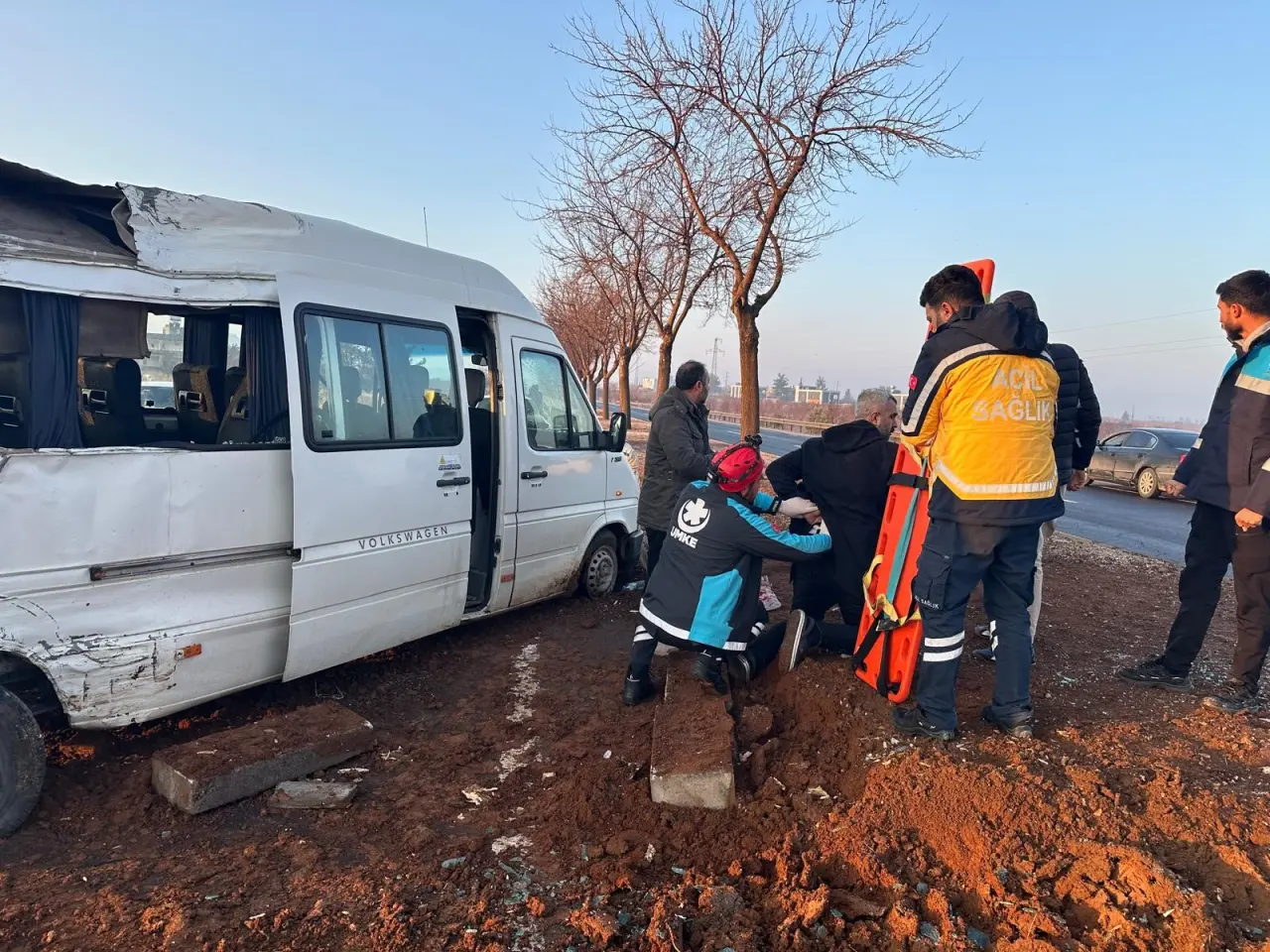 Şanlıurfa’da sabah korkusu! İşçileri taşıyan minibüs ağaca çarptı, 7 yaralı 1