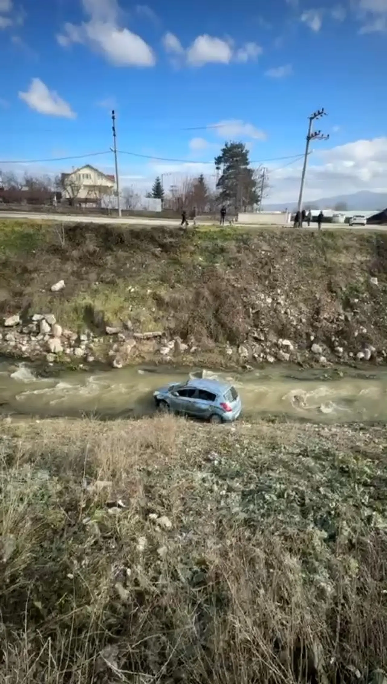 Bolu’da can pazarı! Dereye uçan otomobilden 3 yaralı çıkarıldı 1