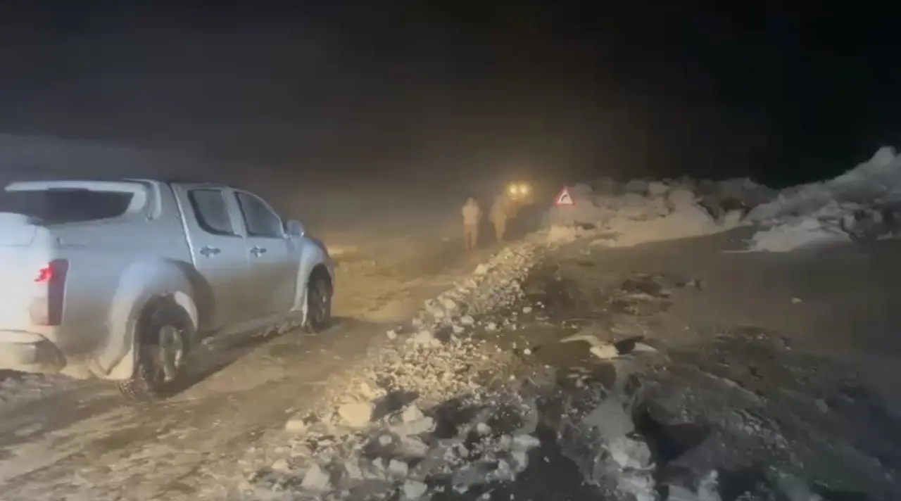 Ağrı'da tipi faciası! karayolunda 2 kişi mahsur kaldı 2