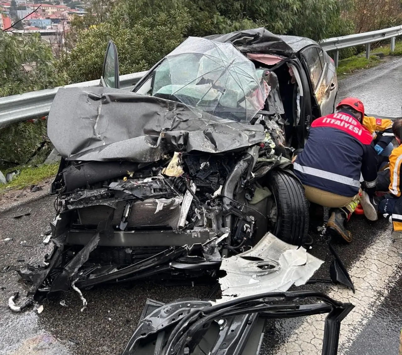 İzmir çevre yolu’nda dehşet anları: 4 araç birbirine girdi, yaralı araçta mahsur kaldı 1