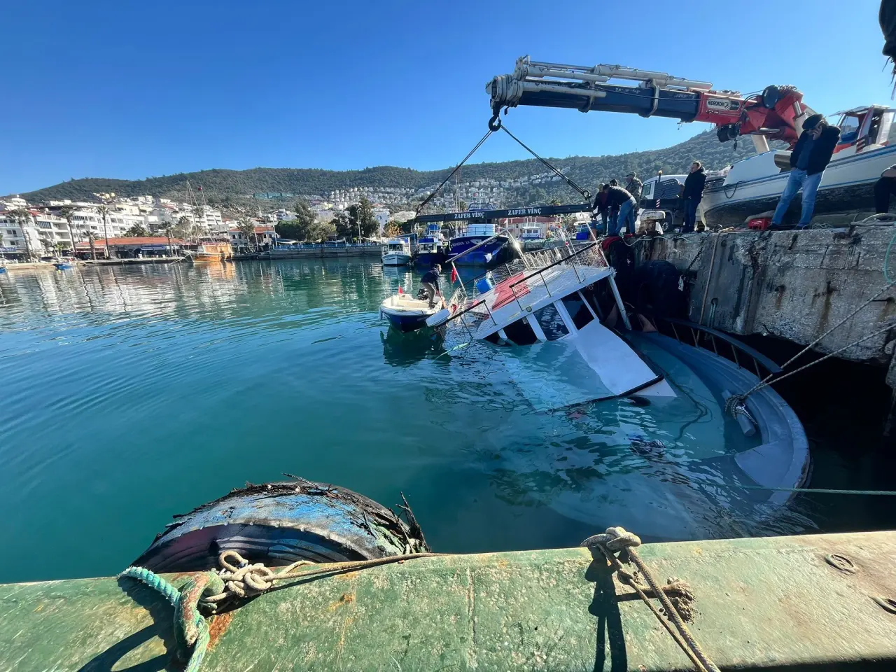 Muğla’da sert hava faciası! Balıkçı teknesi sulara gömüldü 1