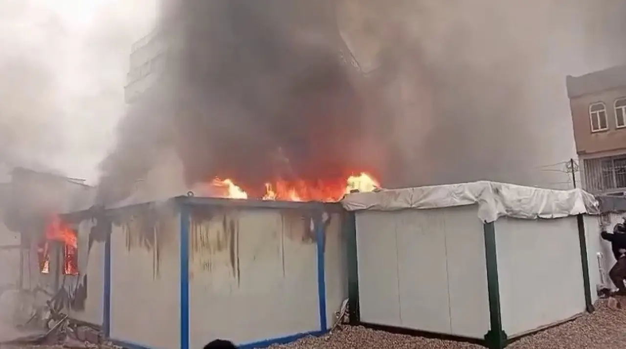 Adıyaman’da korkutan konteyner yangını! İtfaiye zamana karşı yarıştı 1