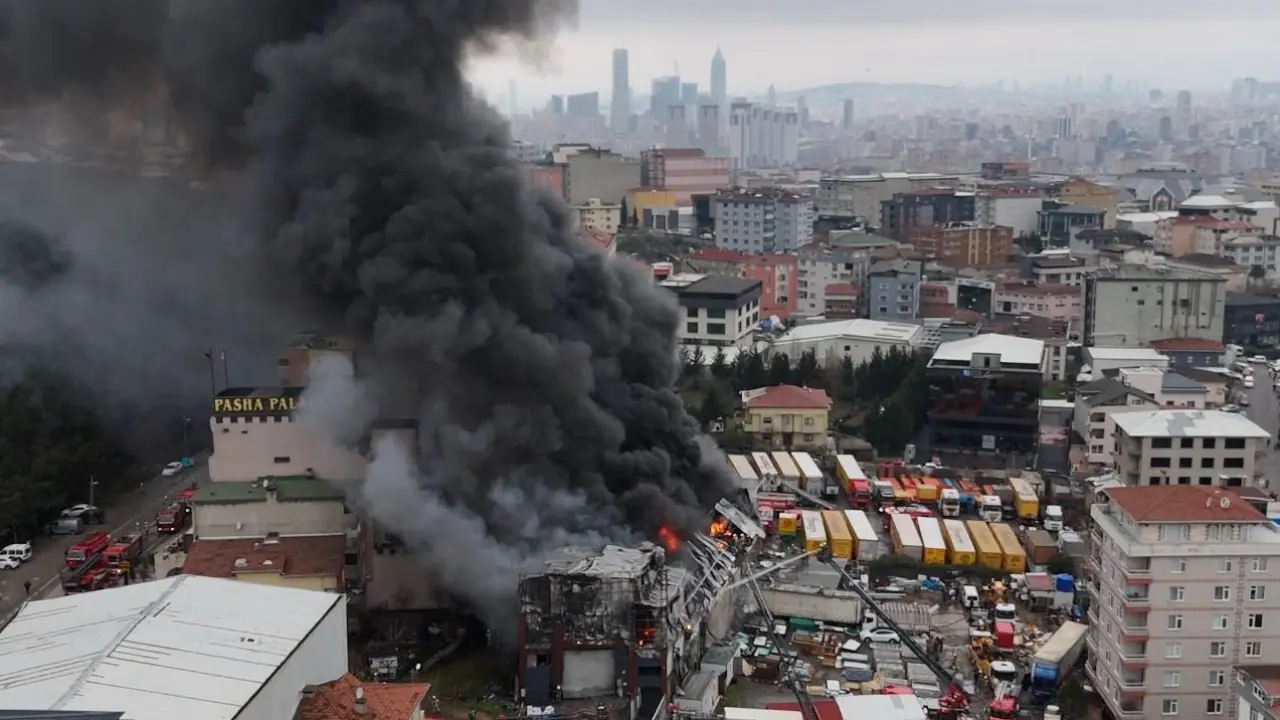 Ataşehir’de öğle saatlerinde kâbus! Fabrika alevlere teslim oldu 3