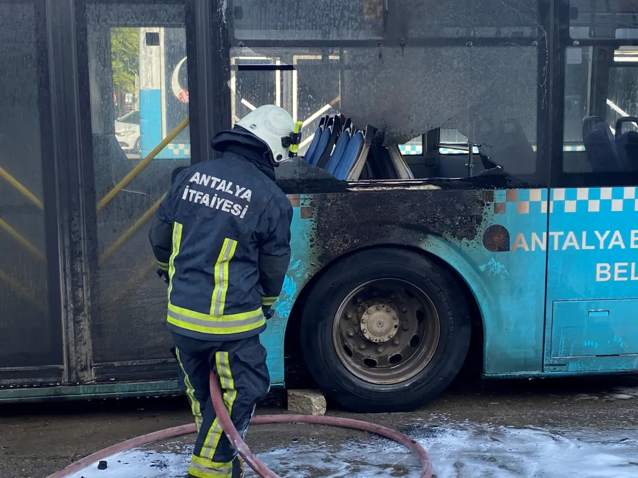 Otobüs yanarken içinde yolcu vardı! Antalya’da korku dolu anlar 4