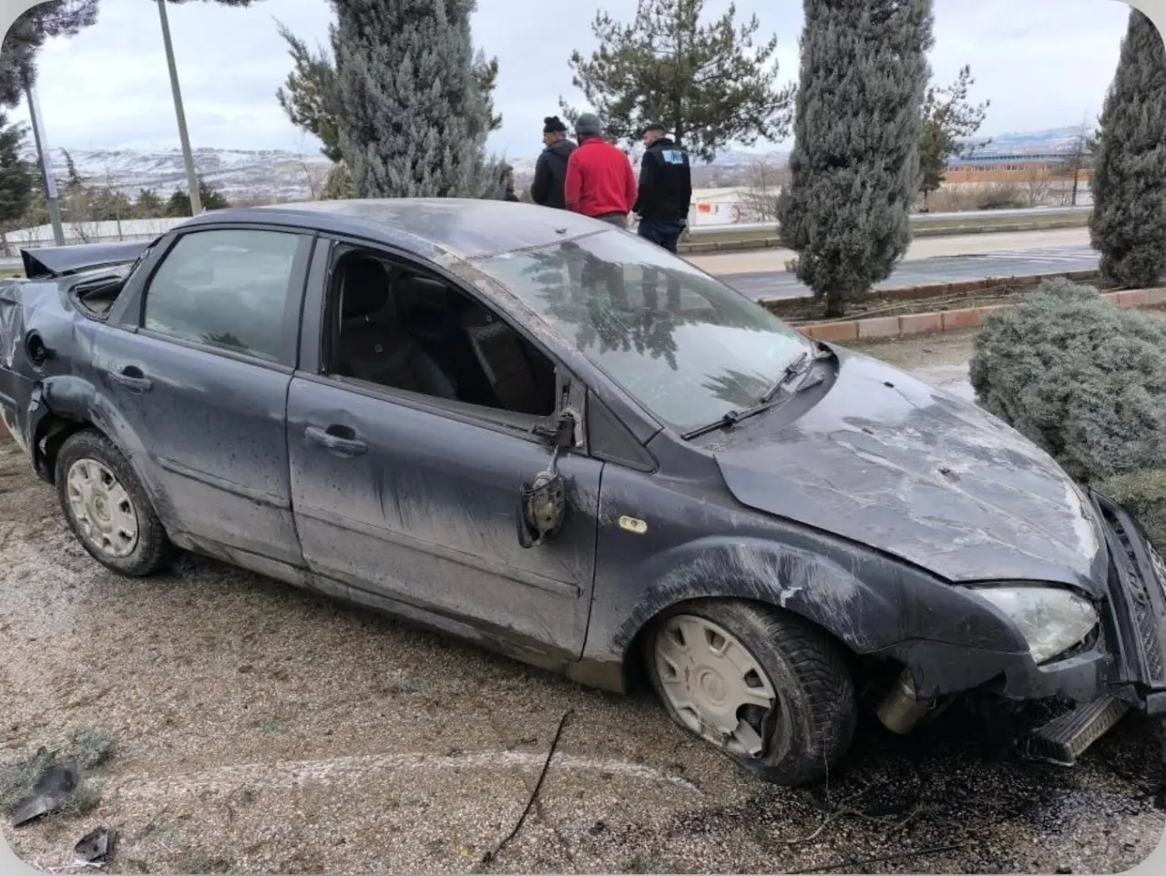 Elazığ’da feci kaza! Otomobil kaldırıma çıktı, ağaçları devirdi 3
