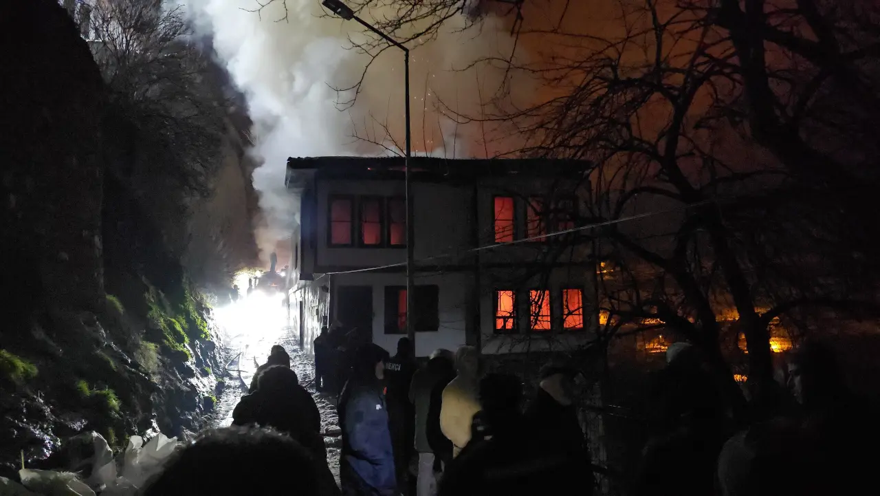 Safranbolu'da 200 yıllık tarihi konak alevlere teslim oldu! 4
