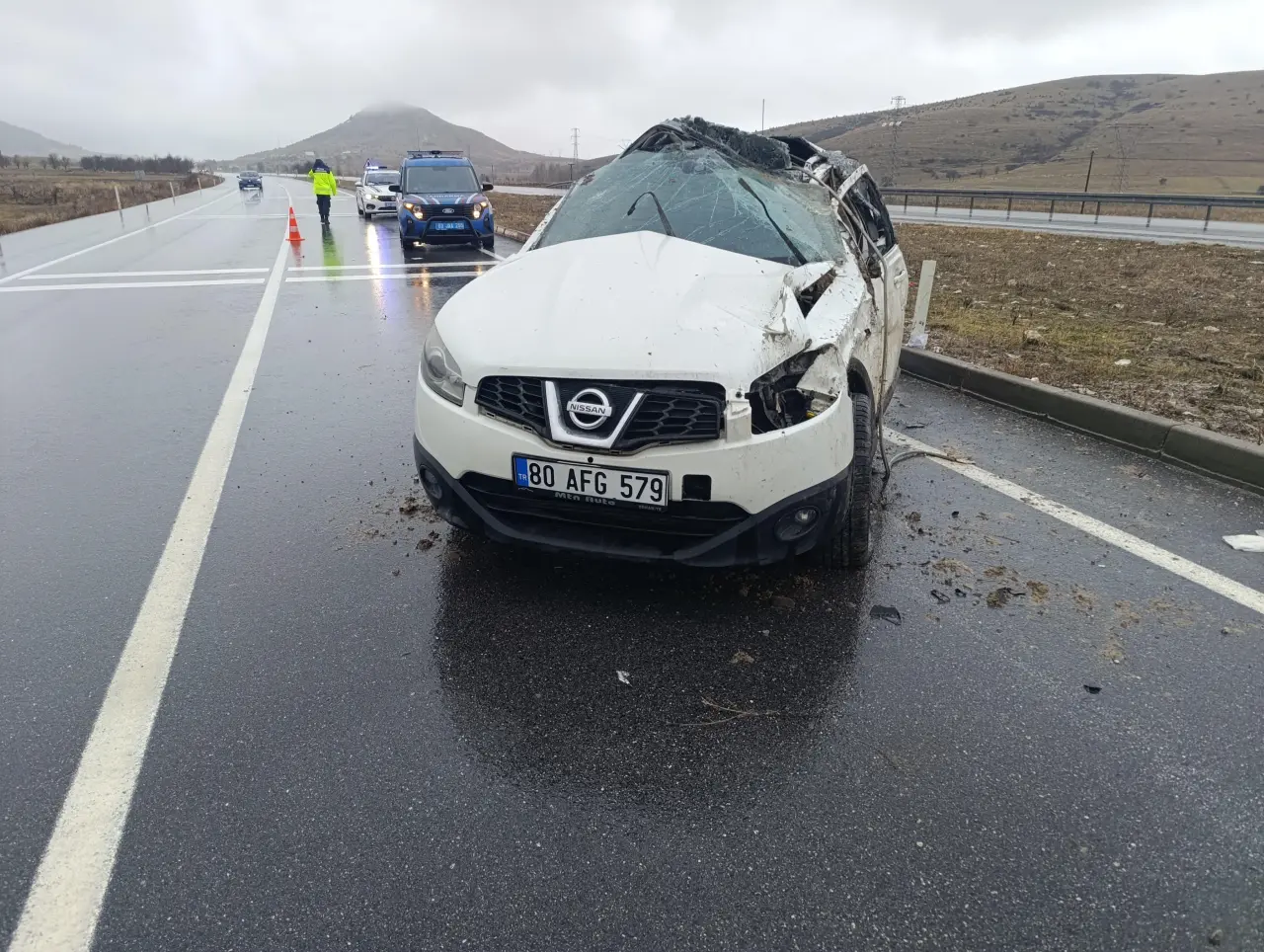 Afyon’da feci kaza! Otomobil defalarca takla attı, 3 yaralı 1
